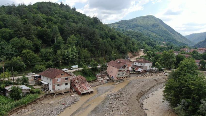 24 yıl önceki selde de yan yatan binanın kriko ile düzeltildiği ortaya çıktı