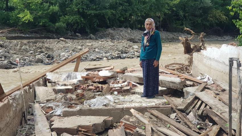 24 yıl önceki selde de yan yatan binanın kriko ile düzeltildiği ortaya çıktı