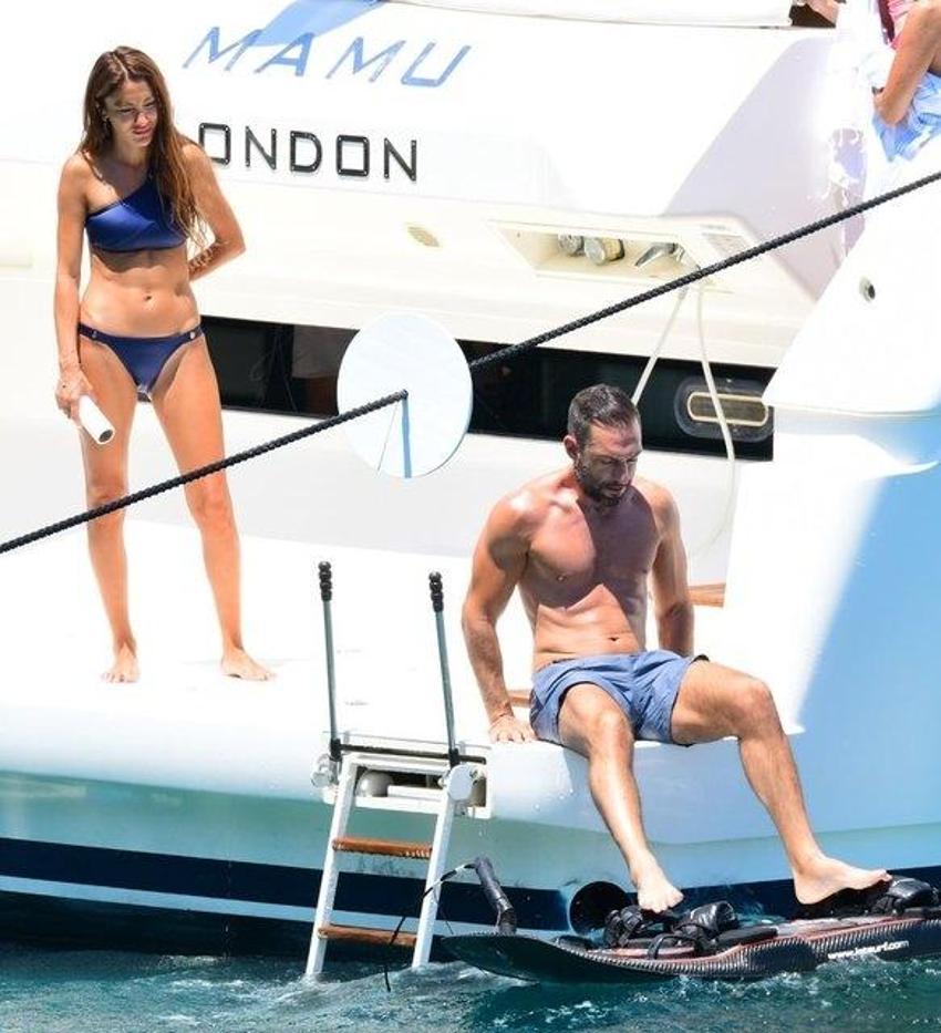 Merve Oflaz ile Allan Hakko tatil sezonunu açtı! Sörf keyfi...