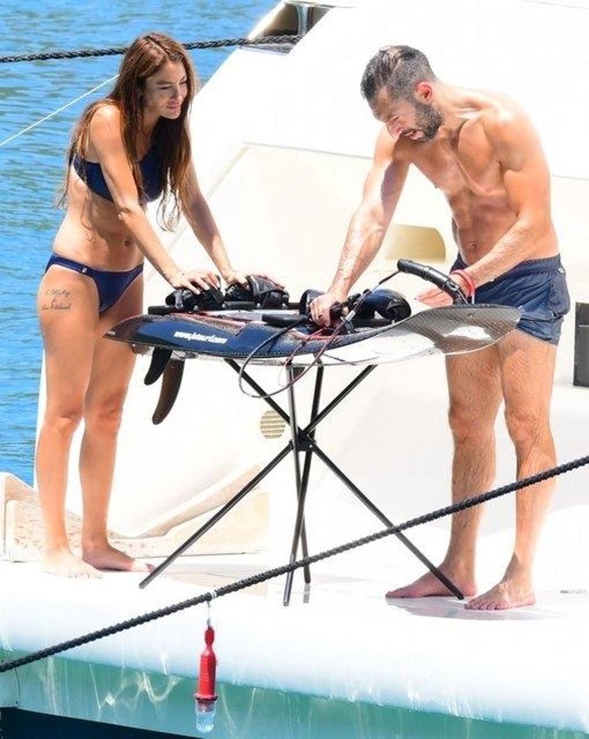Merve Oflaz ile Allan Hakko tatil sezonunu açtı! Sörf keyfi...