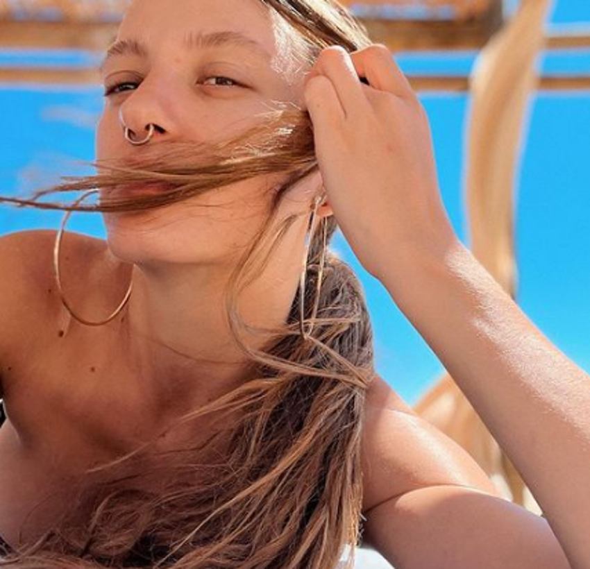 Serenay Sarıkaya sıfır makyaj pozlarını takipçileriyle paylaştı!