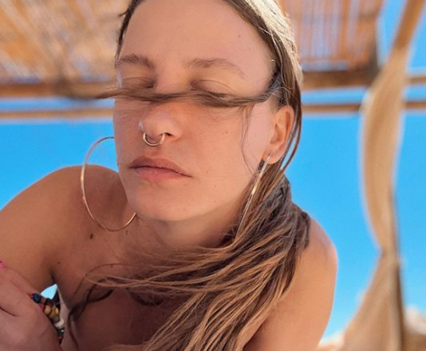 Serenay Sarıkaya sıfır makyaj pozlarını takipçileriyle paylaştı!
