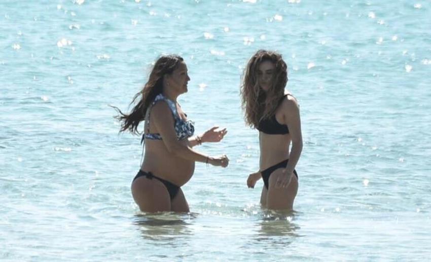 Gupse Özay'ın bebeği göründü! Karnı burnunda deniz keyfi...