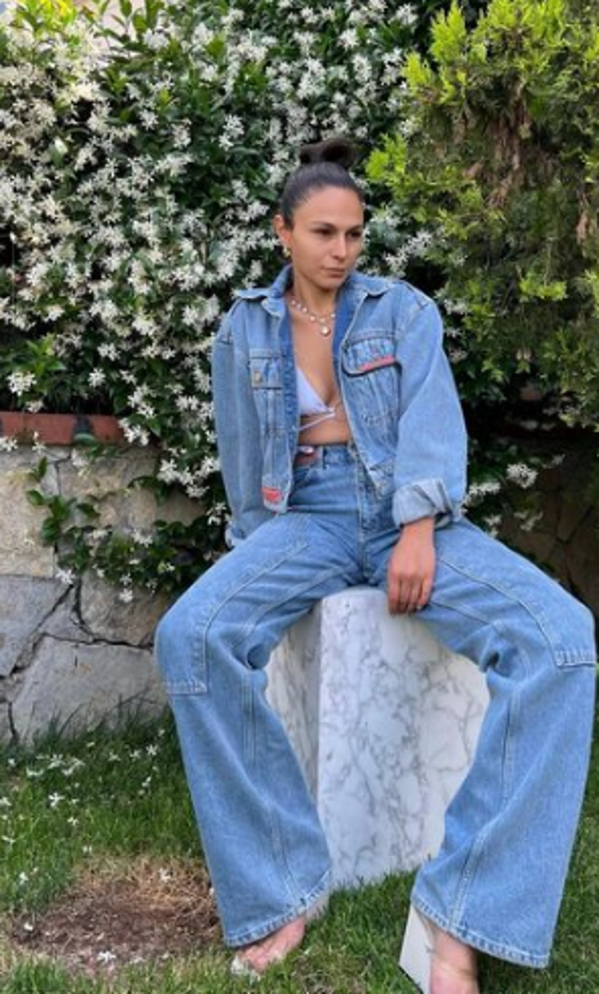 Selin Yeninci ATV üzerinde bikinili poz verdi,sosyal medya sallandı!