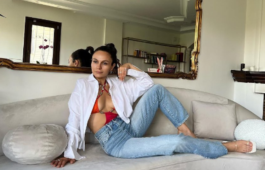 Selin Yeninci ATV üzerinde bikinili poz verdi,sosyal medya sallandı!