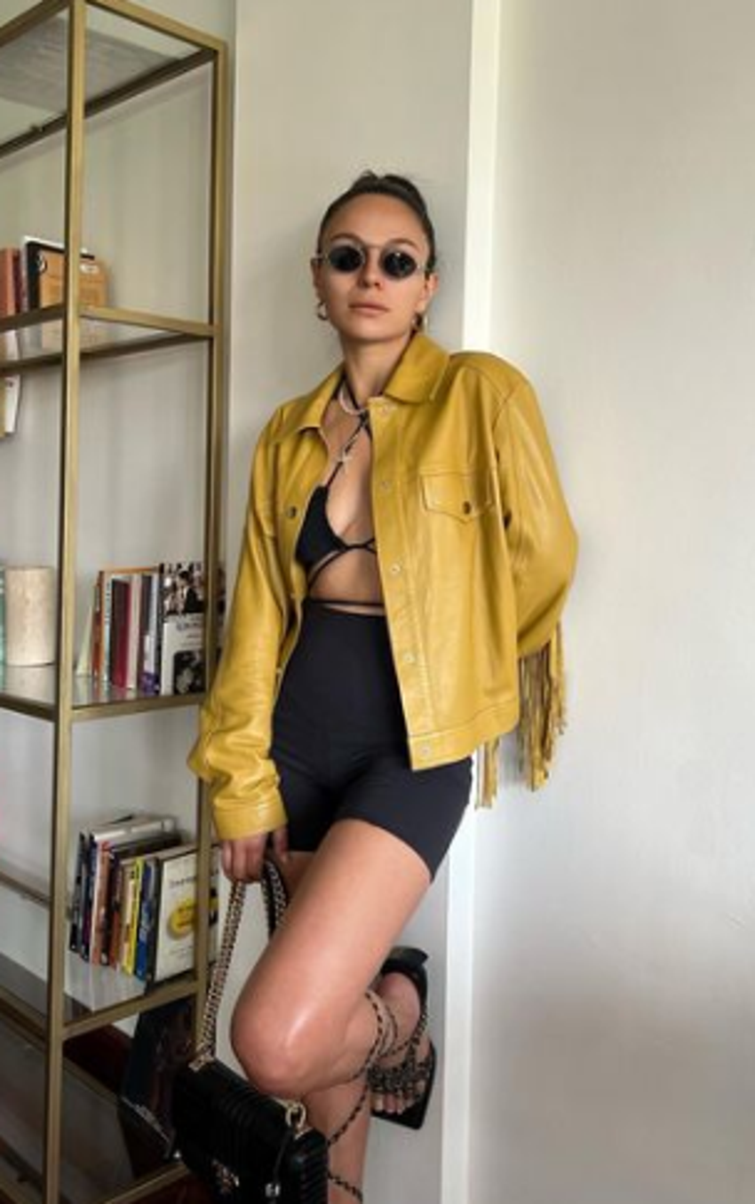 Selin Yeninci ATV üzerinde bikinili poz verdi,sosyal medya sallandı!