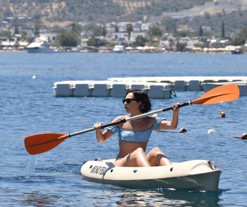 Oyuncu Sera Kutlubey denizin keyfini çıkardı!