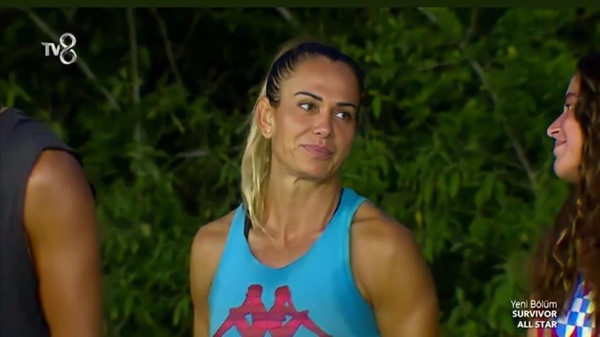 Survivor'da tartışmalara neden olmuştu! O Nisa'dan sokak ortasında adeta gövde gösterisi