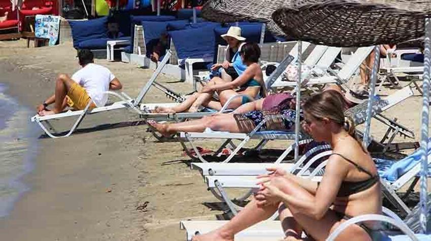 Bodrum’a tatilci akını başladı! Trafik kilitlendi, sahillerde adım atacak yer kalmadı