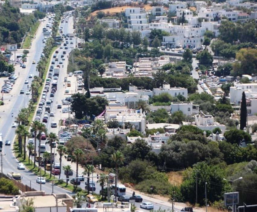 Bodrum’a tatilci akını başladı! Trafik kilitlendi, sahillerde adım atacak yer kalmadı