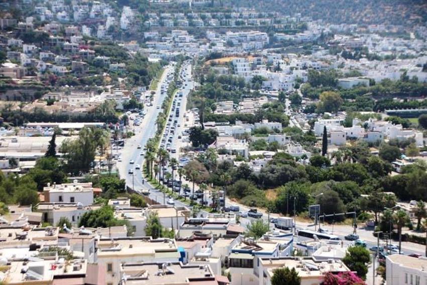 Bodrum’a tatilci akını başladı! Trafik kilitlendi, sahillerde adım atacak yer kalmadı