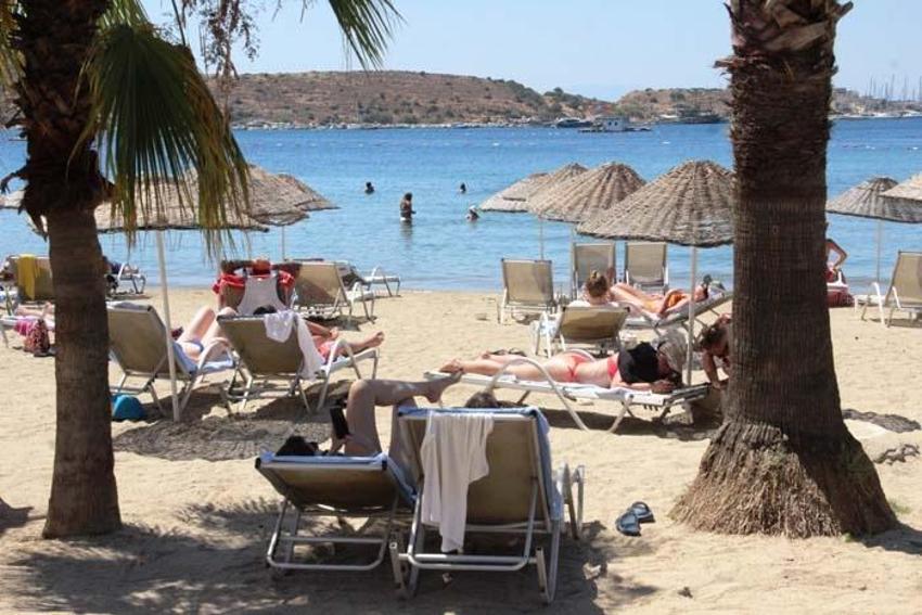 Bodrum’a tatilci akını başladı! Trafik kilitlendi, sahillerde adım atacak yer kalmadı