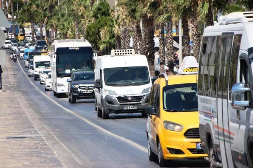 Bodrum’a tatilci akını başladı! Trafik kilitlendi, sahillerde adım atacak yer kalmadı