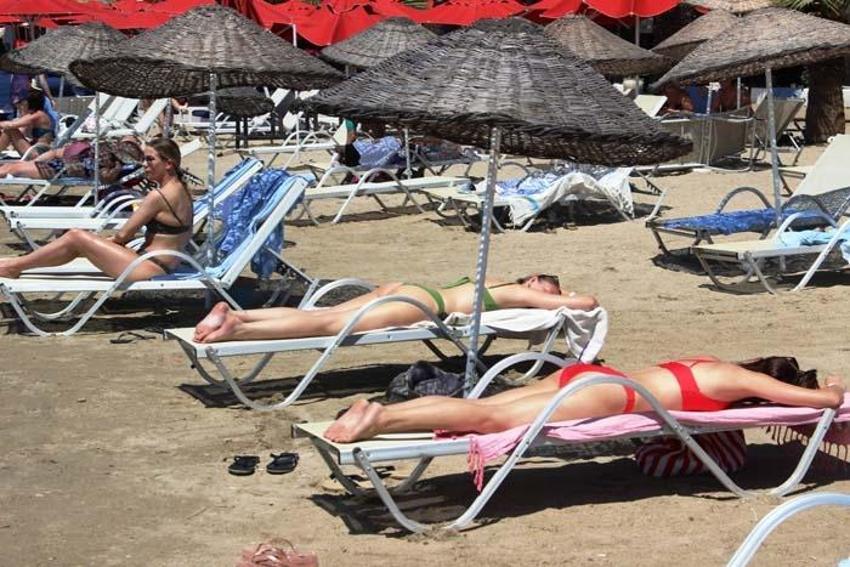 Bodrum’a tatilci akını başladı! Trafik kilitlendi, sahillerde adım atacak yer kalmadı