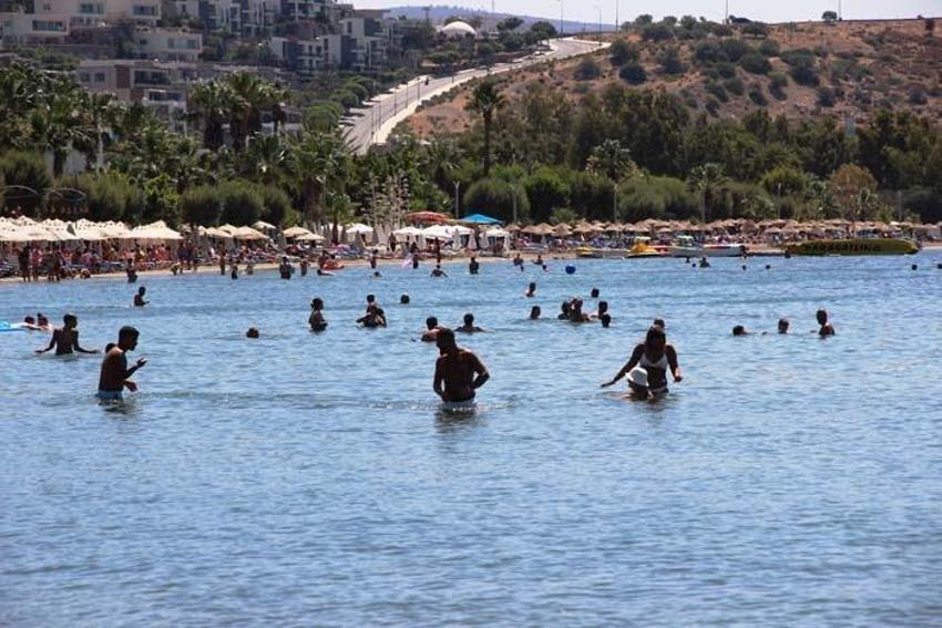 Bodrum’a tatilci akını başladı! Trafik kilitlendi, sahillerde adım atacak yer kalmadı