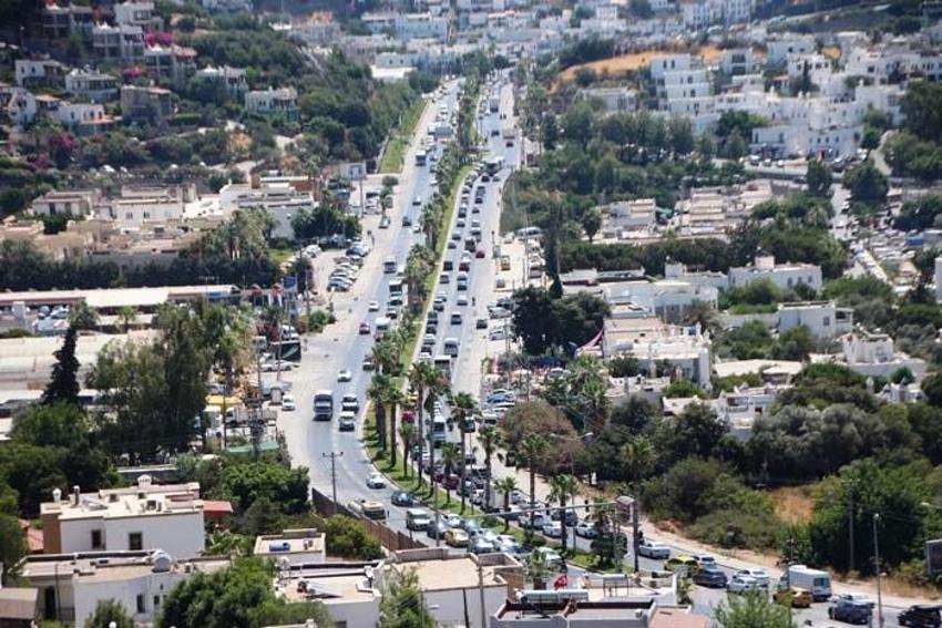 Bodrum’a tatilci akını başladı! Trafik kilitlendi, sahillerde adım atacak yer kalmadı