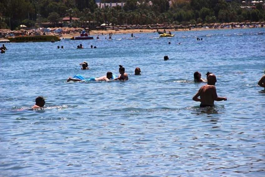 Bodrum’a tatilci akını başladı! Trafik kilitlendi, sahillerde adım atacak yer kalmadı