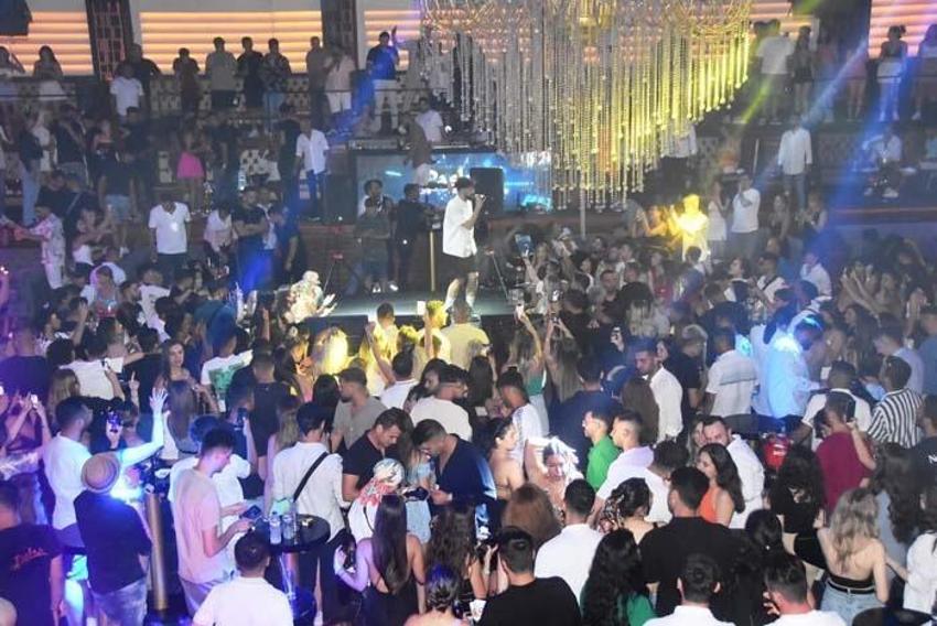 Bodrum’a tatilci akını başladı! Trafik kilitlendi, sahillerde adım atacak yer kalmadı
