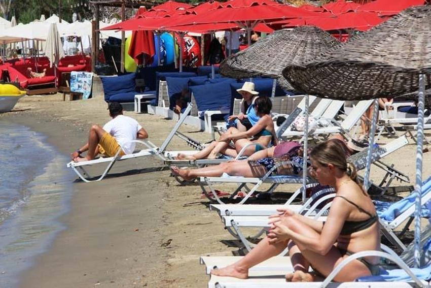 Bodrum’a tatilci akını başladı! Trafik kilitlendi, sahillerde adım atacak yer kalmadı