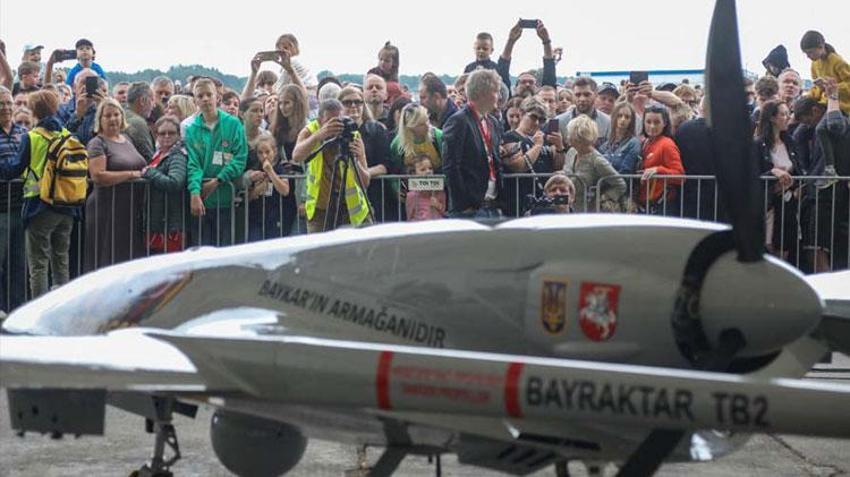 Türk SİHA'yı Litvanya'yı sarstı! Baykar'ın hediye ettiği Bayraktar TB2'yi görmek için akın ettiler...