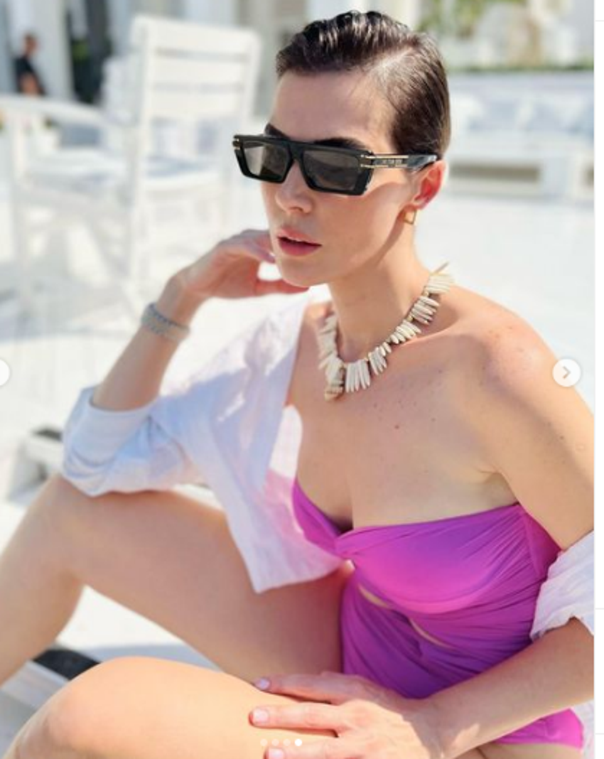 Hatice Şendil'den pembe mayolu pozlar!