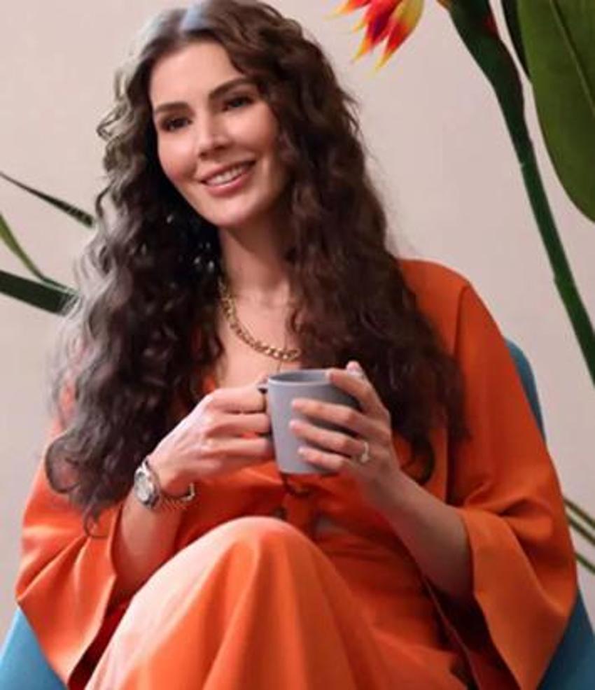 Hatice Şendil'den pembe mayolu pozlar!