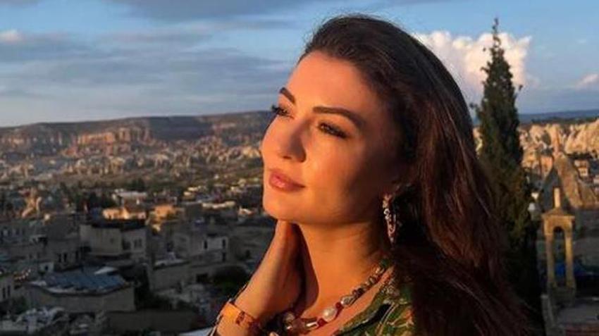 Burcu Özberk beyaz elbisesini giyip plaja indi!