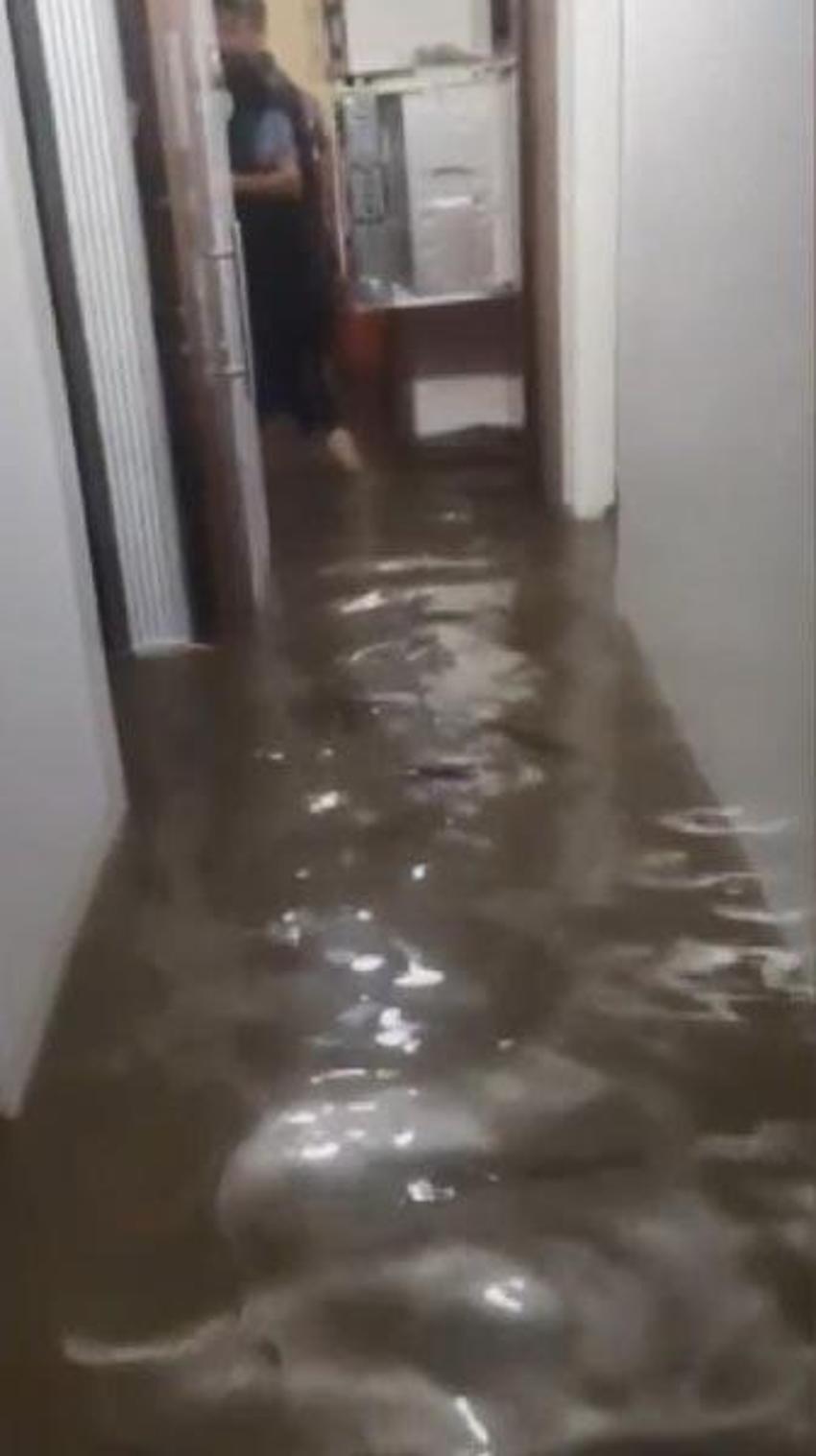 İstanbul’da sel felaketi! Sağanak kuvvetli vurdu! Vali saat verip uyardı...