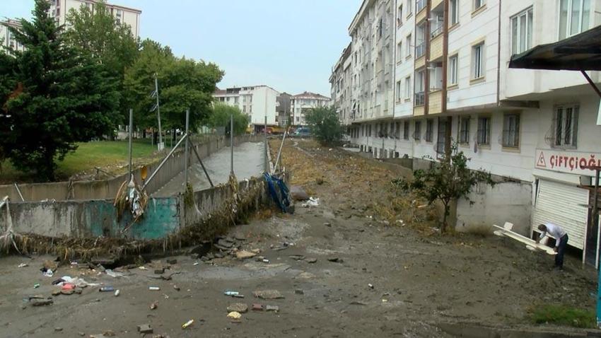 İstanbul’da sel felaketi! Sağanak kuvvetli vurdu! Vali saat verip uyardı...