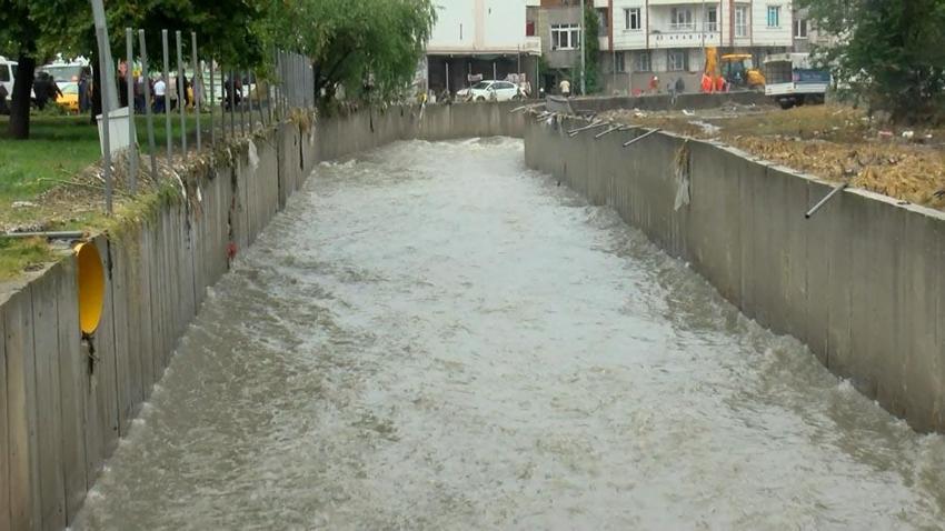İstanbul’da sel felaketi! Sağanak kuvvetli vurdu! Vali saat verip uyardı...