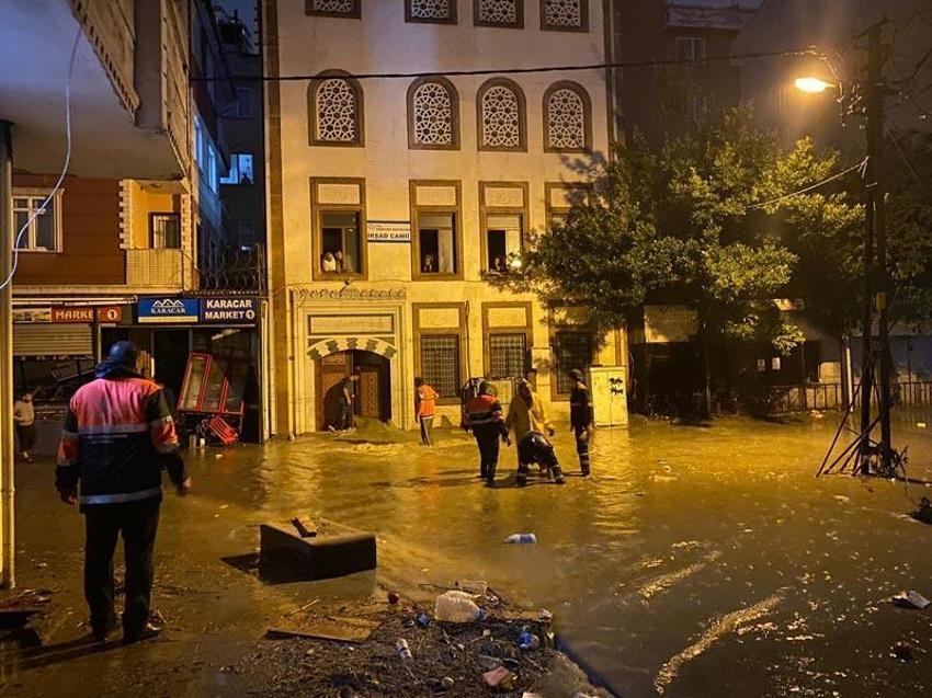 İstanbul’da sel felaketi! Sağanak kuvvetli vurdu! Vali saat verip uyardı...