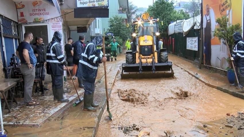 İstanbul’da sel felaketi! Sağanak kuvvetli vurdu! Vali saat verip uyardı...