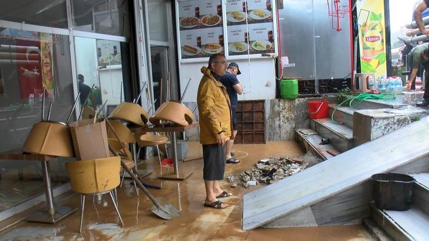 İstanbul’da sel felaketi! Sağanak kuvvetli vurdu! Vali saat verip uyardı...