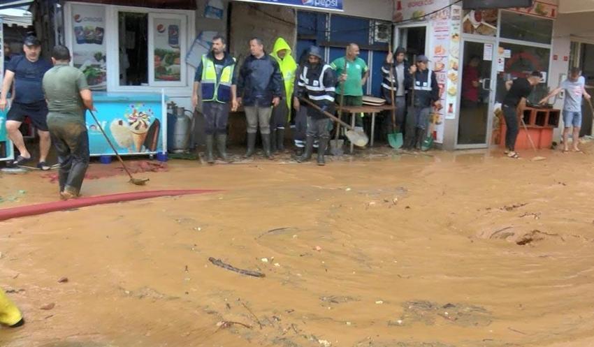 İstanbul’da sel felaketi! Sağanak kuvvetli vurdu! Vali saat verip uyardı...