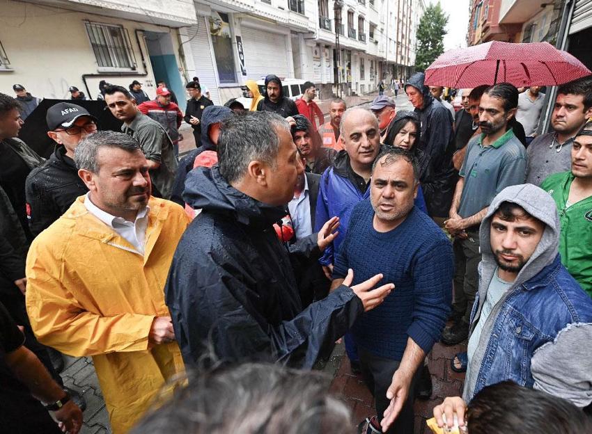 İstanbul’da sel felaketi! Sağanak kuvvetli vurdu! Vali saat verip uyardı...