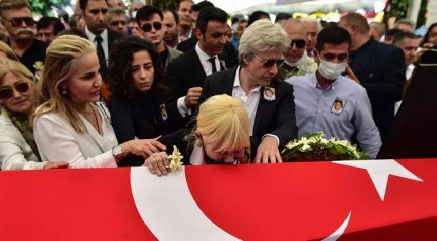 Cüneyt Arkın paylaşımı yürek burktu! "Babasız ilk bayram…"