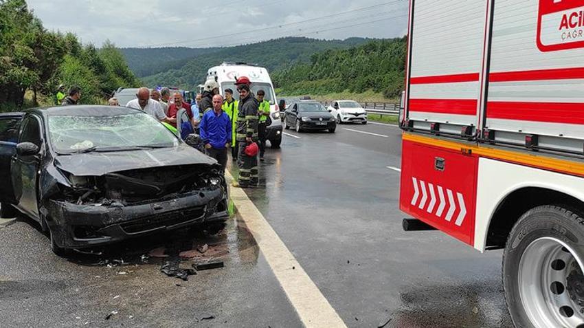 Oto kurtarıcıdan düşen araca, otomobil çarptı: 1 ölü, 4 yaralı
