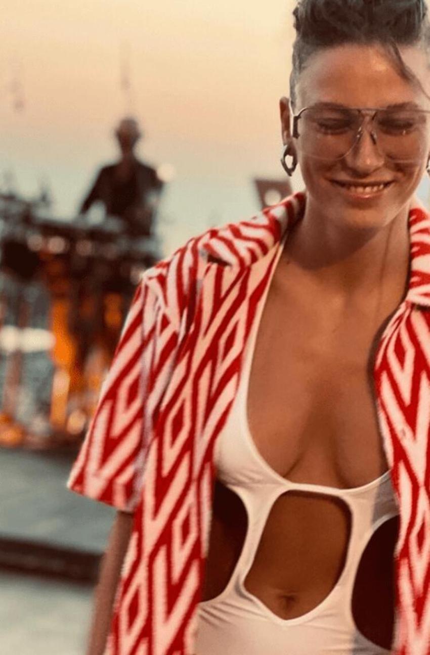 Tatil pozlarını paylaşan Serenay Sarıkaya sosyal medyayı salladı! O detay dikkatlerden kaçmadı...