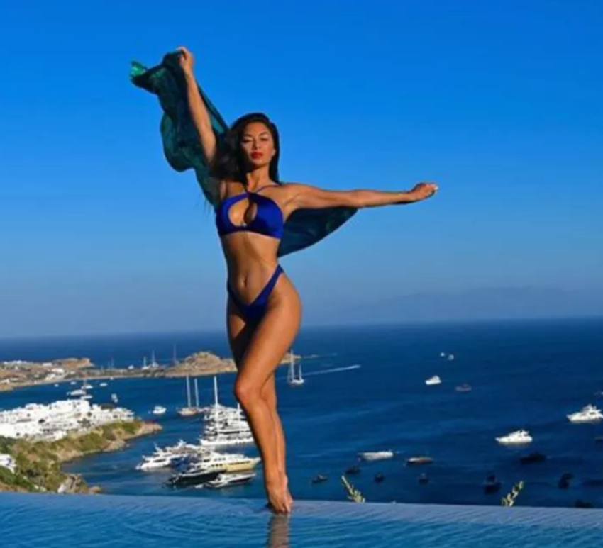 Nicole Scherzinger mavi bikinisiyle genç kızlara taş çıkarttı!