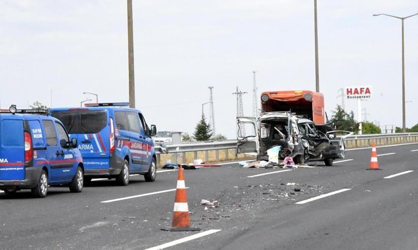 Kamyonun çarptığı araçtaki baba ile ikizleri öldü, 5 kişi ağır yaralandı