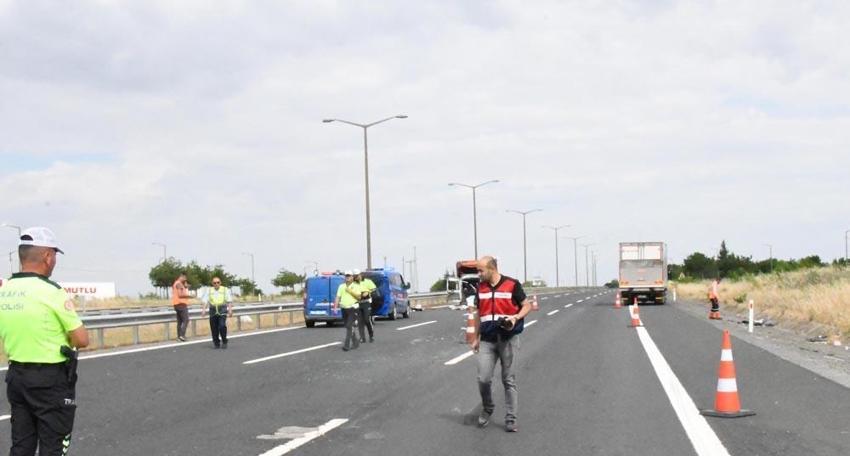 Kamyonun çarptığı araçtaki baba ile ikizleri öldü, 5 kişi ağır yaralandı
