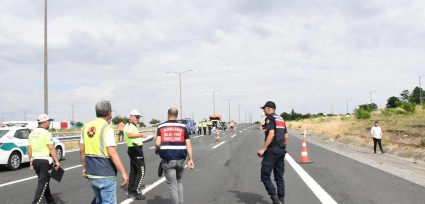 Kamyonun çarptığı araçtaki baba ile ikizleri öldü, 5 kişi ağır yaralandı