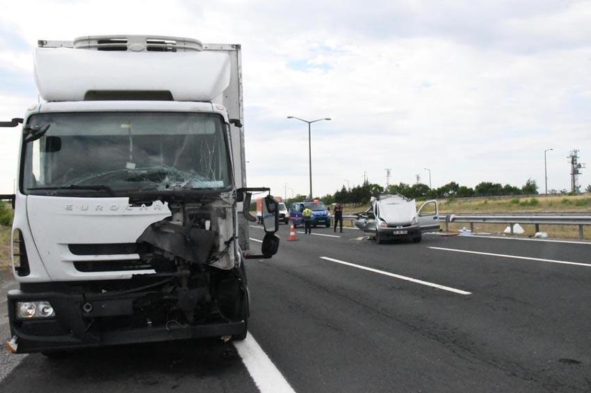 Kamyonun çarptığı araçtaki baba ile ikizleri öldü, 5 kişi ağır yaralandı