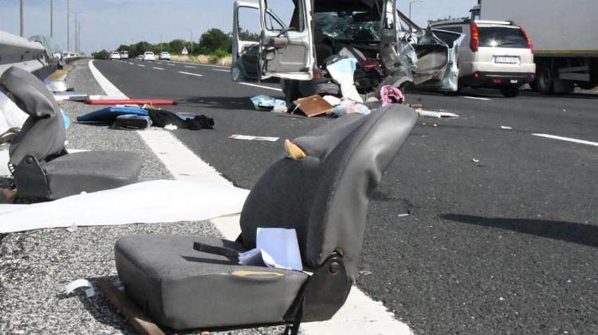 Kamyonun çarptığı araçtaki baba ile ikizleri öldü, 5 kişi ağır yaralandı