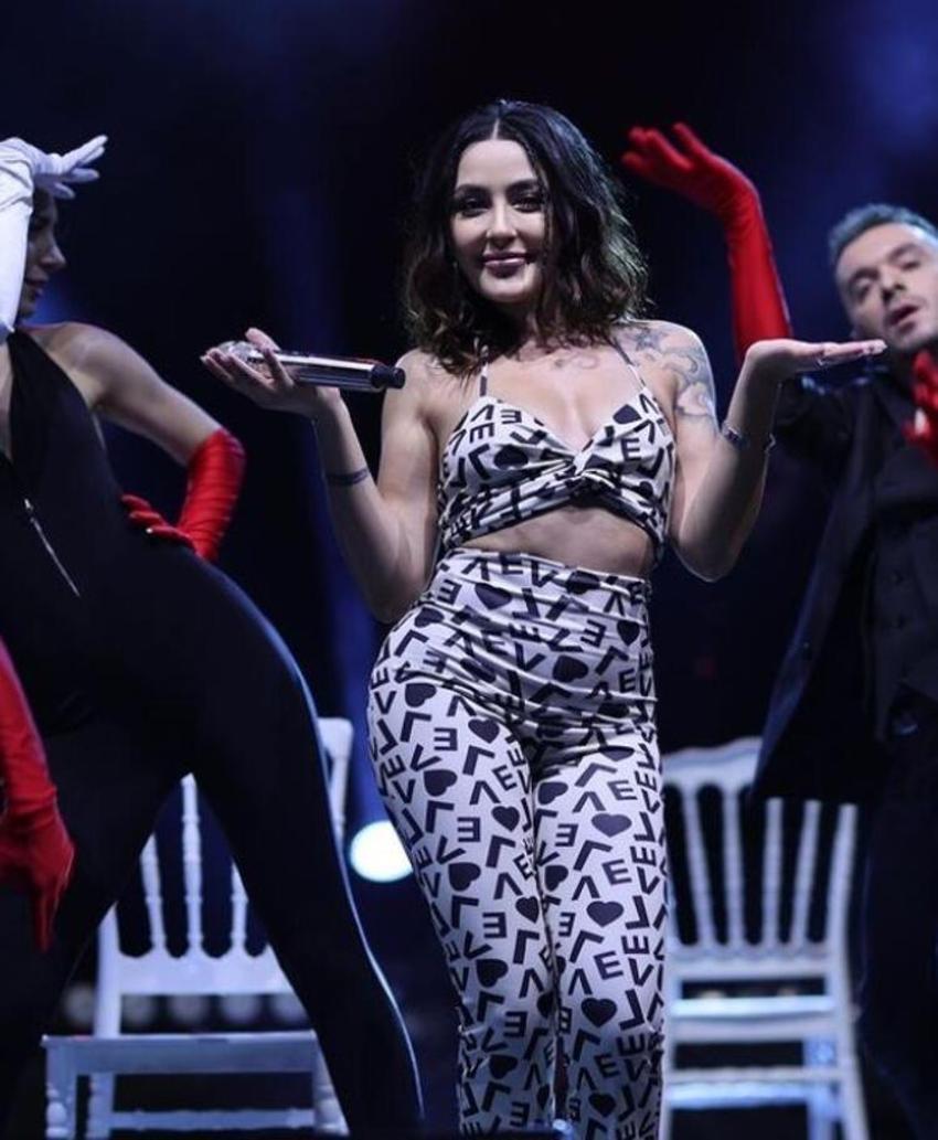Melek Mosso üçgen bikinisiyle plaja indi! O anları sosyal medyadan paylaştı
