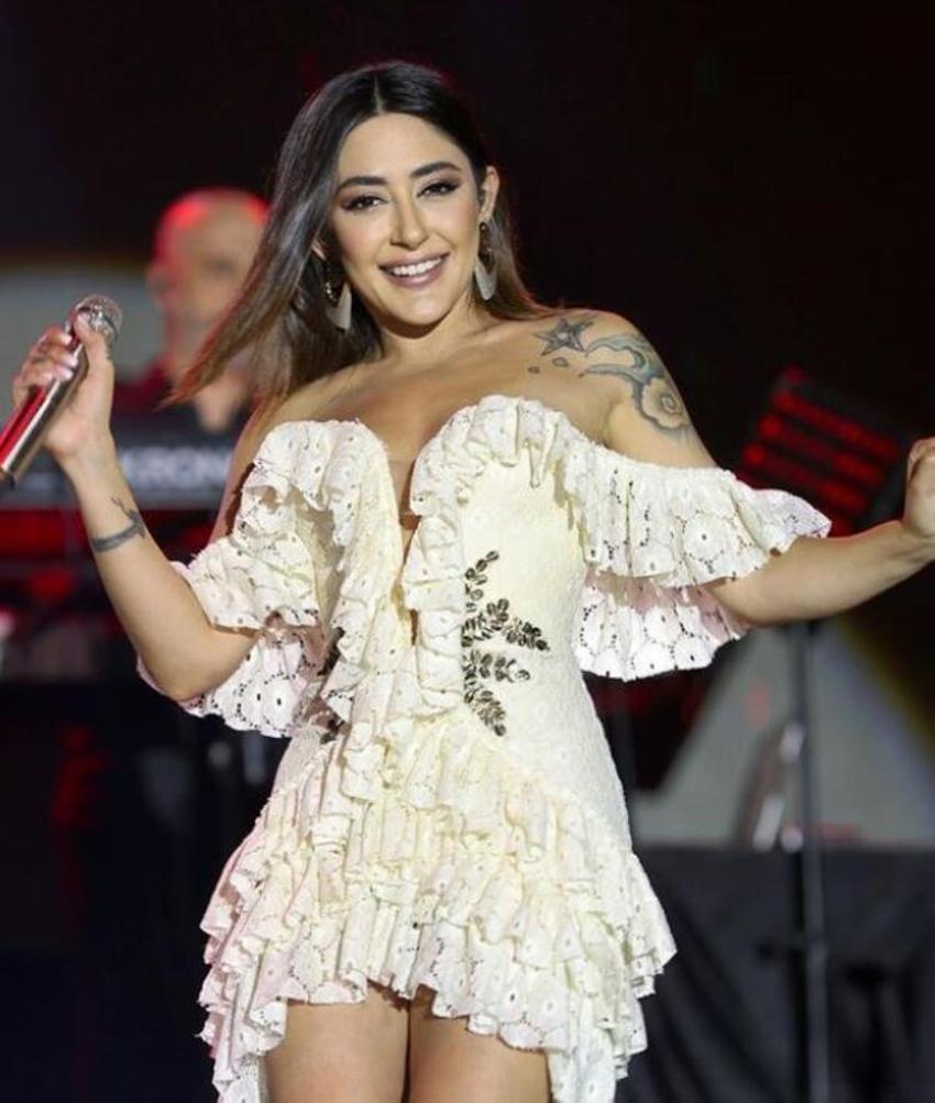 Melek Mosso üçgen bikinisiyle plaja indi! O anları sosyal medyadan paylaştı
