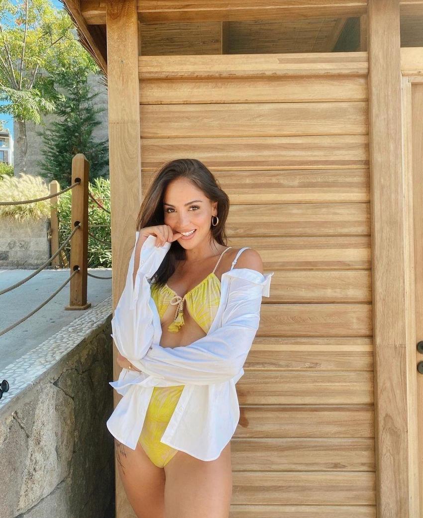 Survivor'da olay olan Berna Keklikler'den nefes kesen bikinili pozlar! 