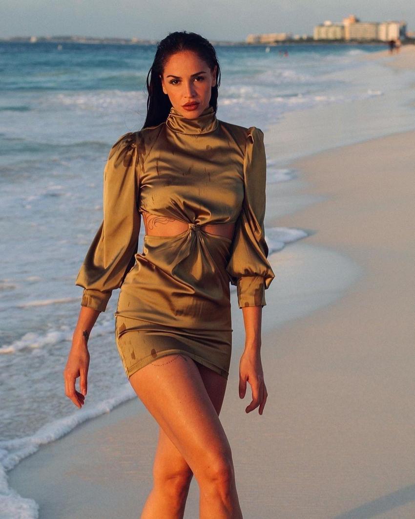 Survivor'da olay olan Berna Keklikler'den nefes kesen bikinili pozlar! 
