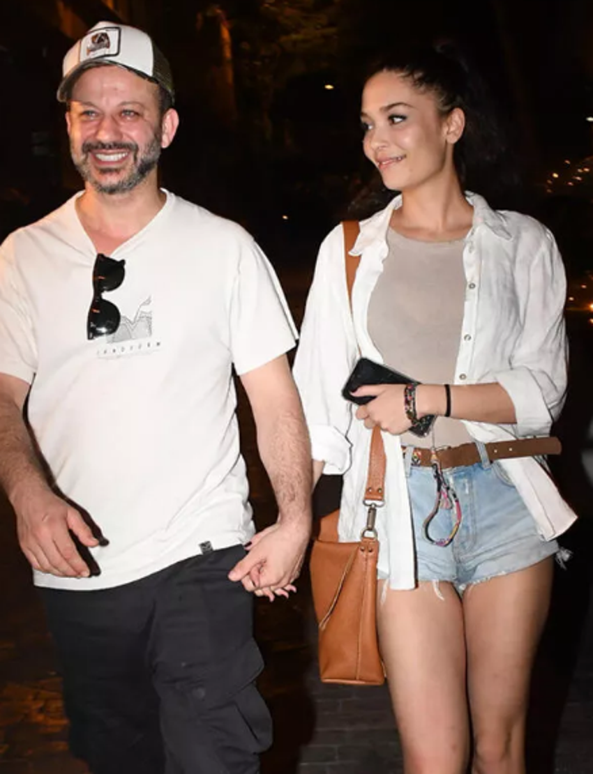 Rıza Kocaoğlu ve Selin Işık tatilde! Eski sevgilisiyle pişti oldu...