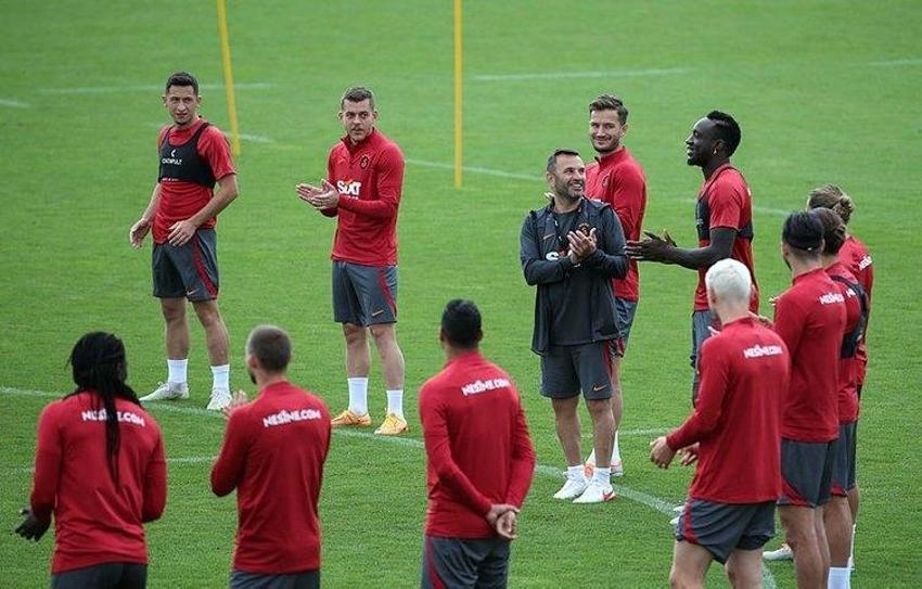 G.Saray'da ortalık karıştı! Okan Buruk'a çığ gibi tepki! 'Bu 2 futbolcu ya kadro dışı kalsın ya da gitsinler'